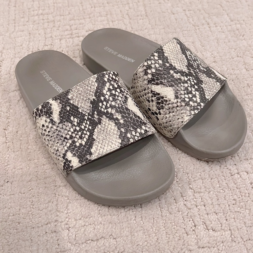 Steve Madden Snake Skin Pool Slides Size 7 - image 2